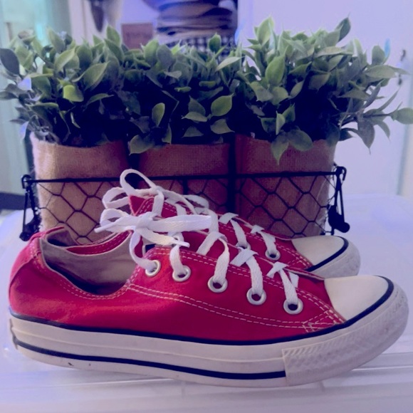 RED CONVERSE SNEAKERS🌺 - Picture 3 of 6